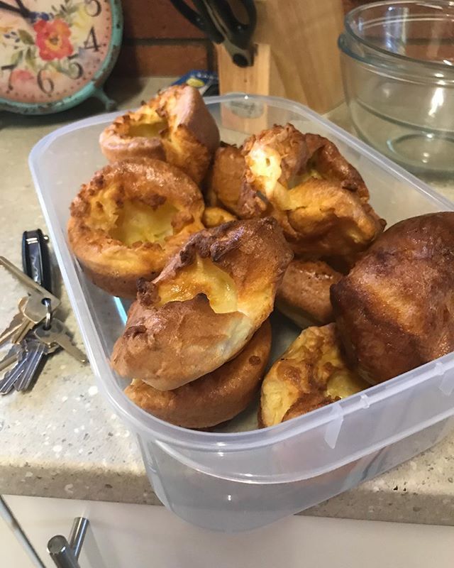 Yorkshire puddings are traveling all the way over the side of the 🌎🇦🇺, so come and get yours right here @kingwilliamivchigwell  #sundayroast #kingwilliamivpub #crispyandsoft