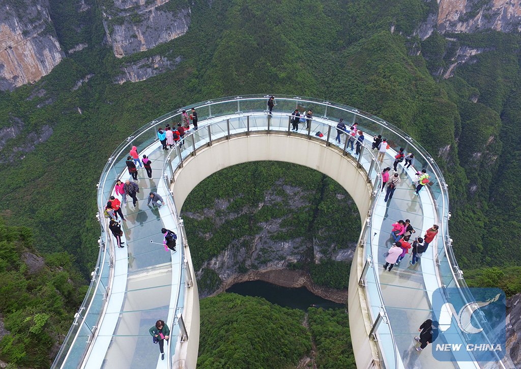 Красивые смотровые площадки. Гора Тяньмэнь стеклянный мост. Стеклянный мост Huangtengxia, Китай. Стеклянная тропа страха на горе Тяньмэнь в Китае. Чжанцзяцзе национальный Лесной парк стеклянный мост.