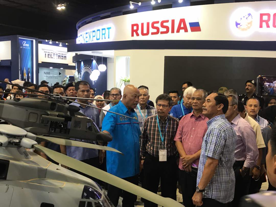 bernamadotcom's tweet photo. Panglima ATM dan Timbalan Ketua Polis Negara membuat tinjauan persiapan #DSA2018 dan Natsec Asia 2018 di Mitec https://t.co/JV1YMHFr0S