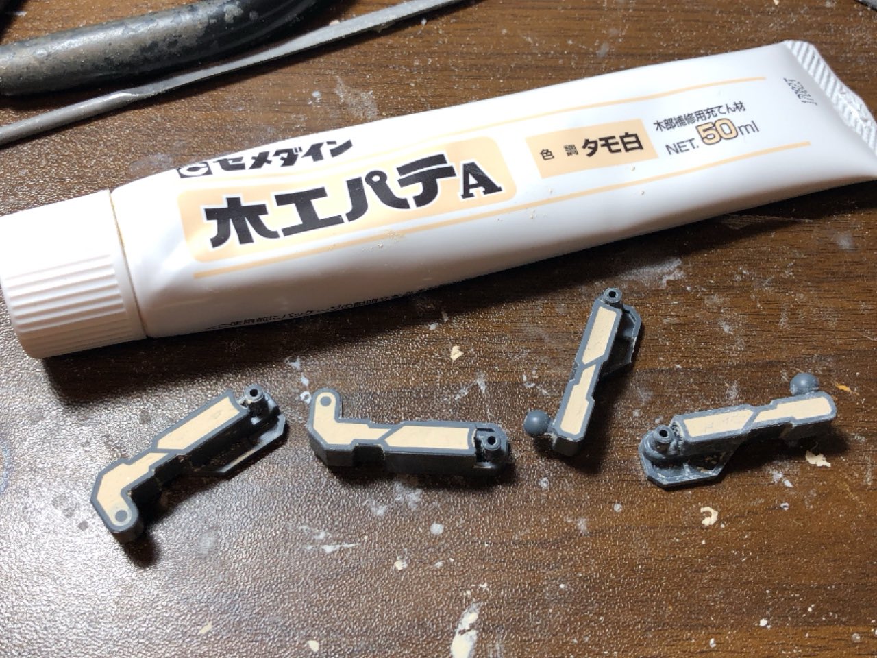 黒山羊 No Twitter ホムセンで買ったセメダインの木工パテ がなかなか使いやすい 数時間あれば作業できる硬さになり あまり硬くないからナイフで削りやすいく 臭いも全くしない 乾燥しても柔らかめだから あまり目立たないところの肉抜き埋めには 黒山羊 No Twitter ホムセンで買ったセメダインの木工パテ がなかなか使いやすい 数時間あれば作業できる硬さになり あまり硬くないからナイフで削りやすいく 臭いも全くしない 乾燥しても柔らかめだから あまり目立たないところの肉抜き埋めには