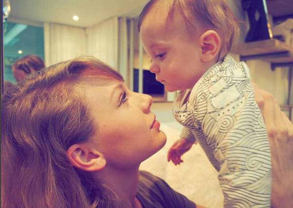 swiftieee97's tweet photo. You can see here how great Taylor Swift as a mom. https://t.co/o73QI1W9C6