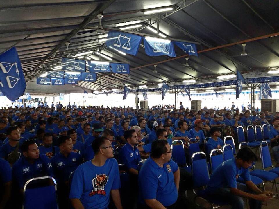 azwanbro's tweet photo. Briged Gempur 2314 Perak sedang menanti ketibaan MB @ZambryOfficial ke himpunan final lap PRU14. https://t.co/yU0hXDCZVA