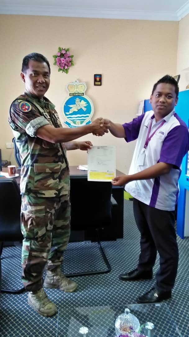 Kd Sri Semporna On Twitter Sumbangan Koperasi Tentera Oleh Wakil Cawangan Tawau Kpd Surau Sempena Pembukaan Cawangan Tsbt Kebajikan Keagamaan Imarah Aktiviti Ketuhanan Mykamarul Syedzahirputra Arba My Warpgb73 Tldm Rasmi Https T Co