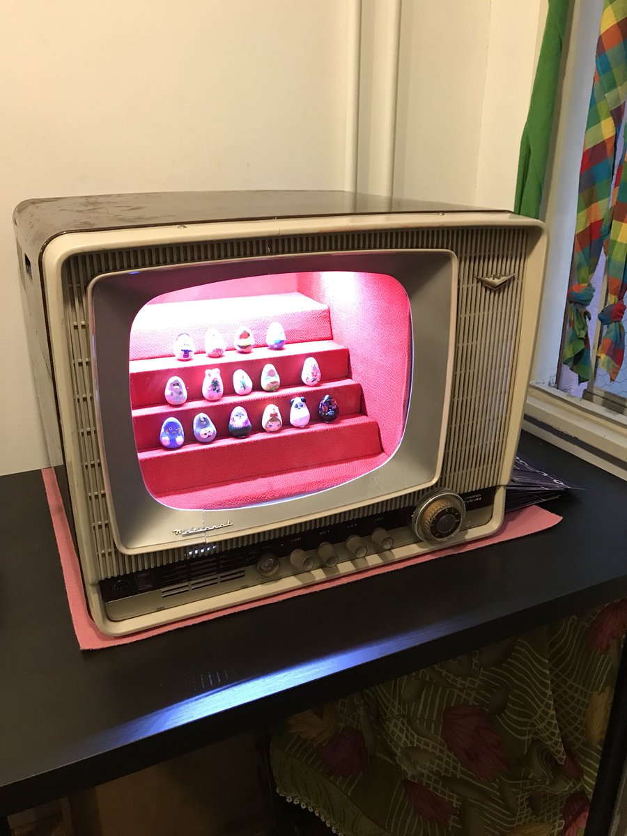 hiyokomiyake's tweet photo. こぼしテレビの中のおきあがり小法師も購入できます。私は金魚のおきあがり小法師で参加！
 #昭和町 #昭南ビル #ギャラリーMoi #おきあがり小法師展覧会 #こぼしテレビ #金魚 #ピンポンパール #琉金 https://t.co/qzAUnvjLDc