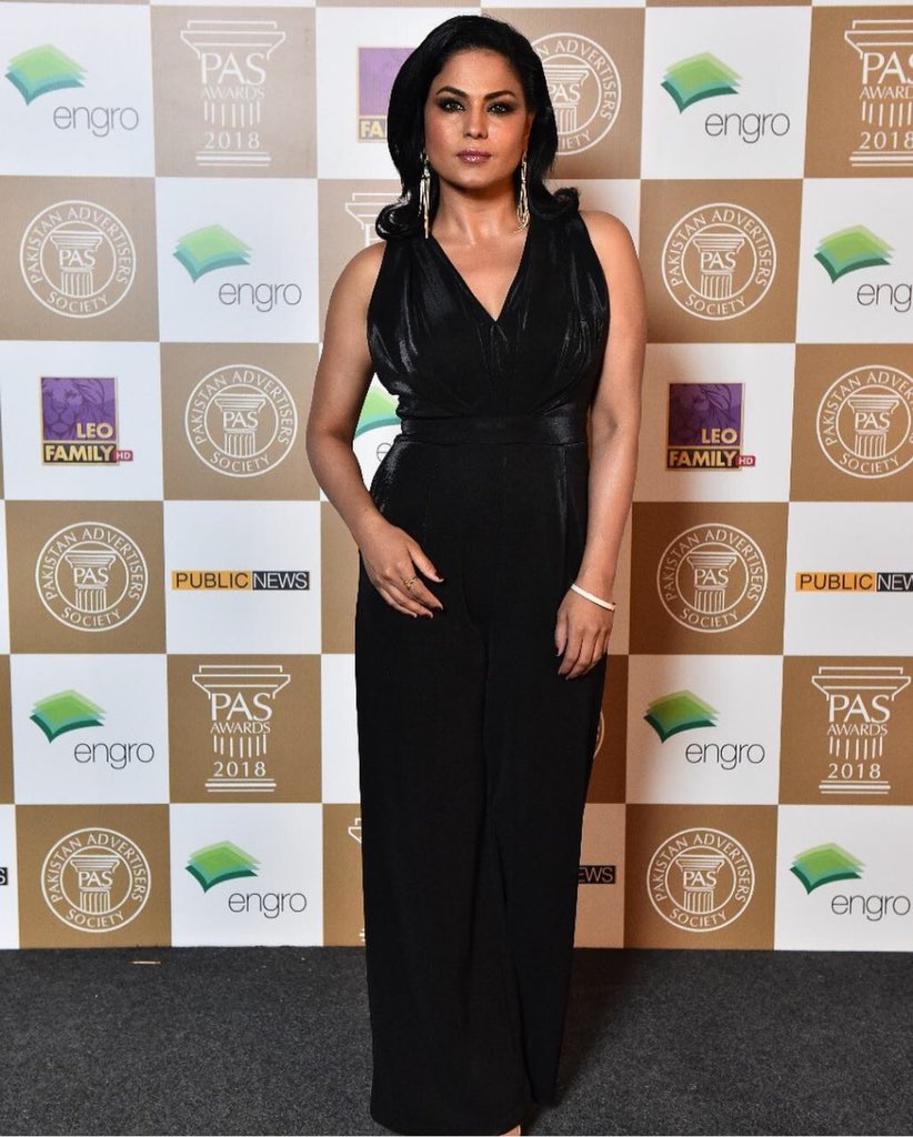 Nidi2009's tweet photo. @veenakhanoffical at the #redcarpet of the 8th PAS Awards 2018 💥💥

#PASAwards #PASAwards2018 #EngroCorp #MKDigital @pasawards @mkdigitalpr @engrocorporation #VeenaMalik https://t.co/Q0i7mUkqcK