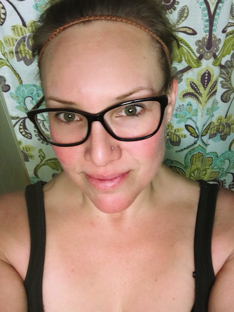 Meals prepped. Kitchen cleaned. Face washed. Bedtime. Goodnight #JenHeads! 💋 https://t.co/w2XrBkkVFo