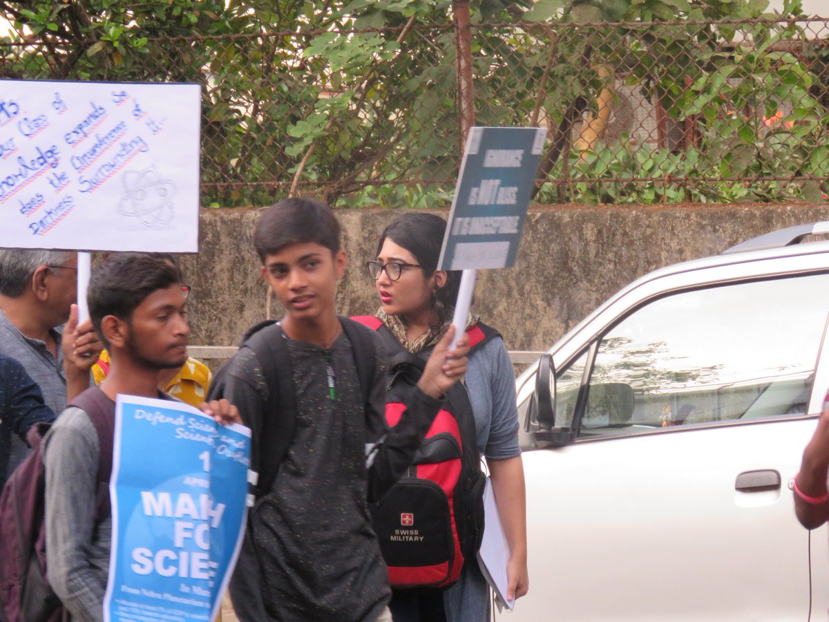 Edurafi's tweet photo. @aayushipratap covering yesterday's #marchofscience. Take bites from @gnowgi and others. https://t.co/pAzuvGgPNh