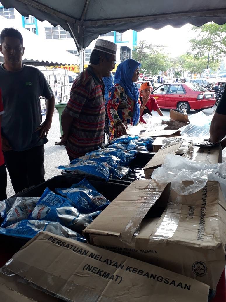 LKIM_TOKGAJAH's tweet photo. 15 Apr 2018 : Hari ini ikan Qfish turut menemui peminat2 setianya di Dataran Temerloh Mall sempena PJSR Parlimen Temerloh.. Stok yg dibawa habis terjual! T.kasih org temerloh!

#PJSR2018
#LKIMDiHati 
#pahangsoawesome https://t.co/VKfxLcPiyj