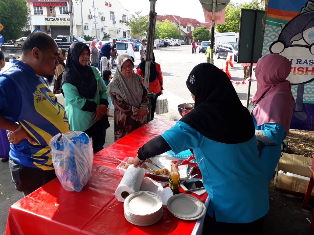 LKIM_TOKGAJAH's tweet photo. 15 Apr 2018 : Hari ini ikan Qfish turut menemui peminat2 setianya di Dataran Temerloh Mall sempena PJSR Parlimen Temerloh.. Stok yg dibawa habis terjual! T.kasih org temerloh!

#PJSR2018
#LKIMDiHati 
#pahangsoawesome https://t.co/VKfxLcPiyj