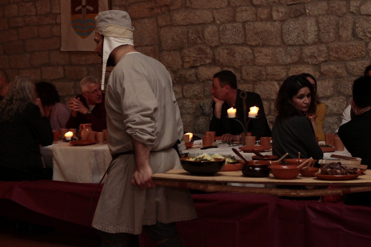 Cena medievale della Compagnia delle Terre d'Elsa, associazione che si occupa di ricostruzione storico -medievale. Intrattenimento, cucina e convivialità, bravi ragazzi!
#sangimignano #cenamedievale #medioevo #toscana