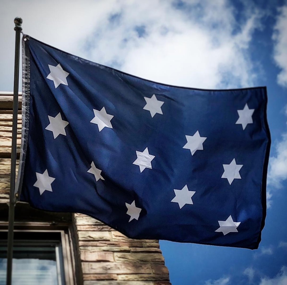 omgflags's tweet photo. We’re flying #GeorgeWashington ’s “Commander-in-Chief” flag to mark his swearing in as our first President! Washington took the oath on 30 April 1789 on the balcony of @federalhallnsp in New York City! #omgflags #whatsthatflag #funwithflags #inauguration #otd #hstreet #wallstreet https://t.co/YSr4JzS9rC