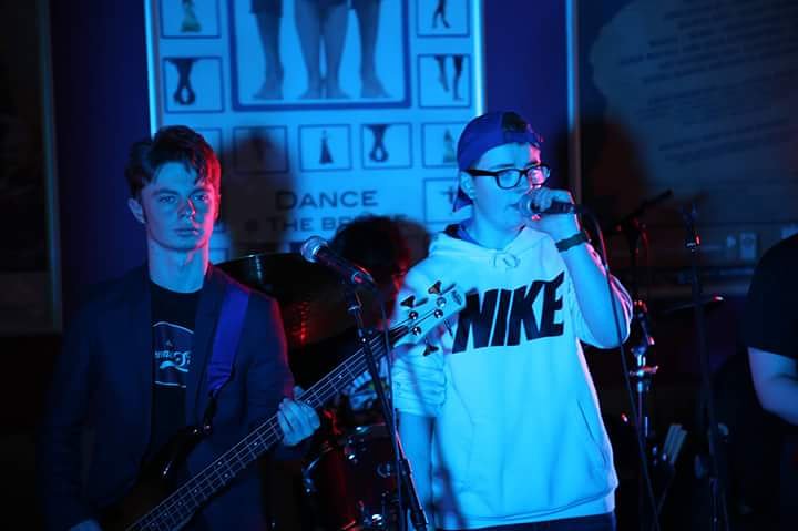 LooseMorals1's tweet photo. When you're in the Limelight 🤘
#progrock #shoegaze #rap #HipHop #singersongwriter #singer #releases #listen  #newmixtape #glasgow #raprock #lifeismusic #artist #genre #mymixtapes #producerlife #musicproduction #music #musicproducer #loosemorals #outskirtsfestival 😃 https://t.co/2acTQSlDPF