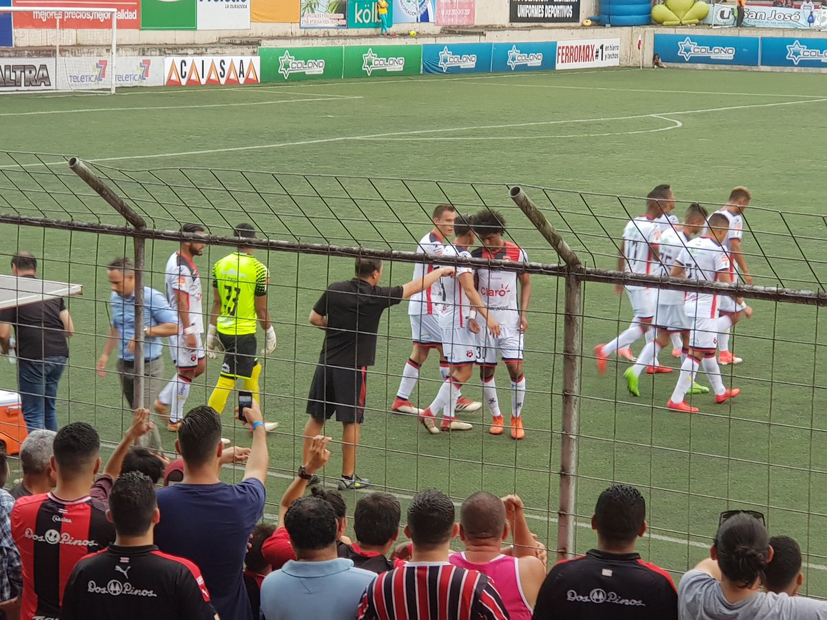 FannyT_LN's tweet photo. Minuto de hidratación. 0-0 el marcador en el Ebal Rodríguez #CuadrangularCR https://t.co/w2DUjV07LY