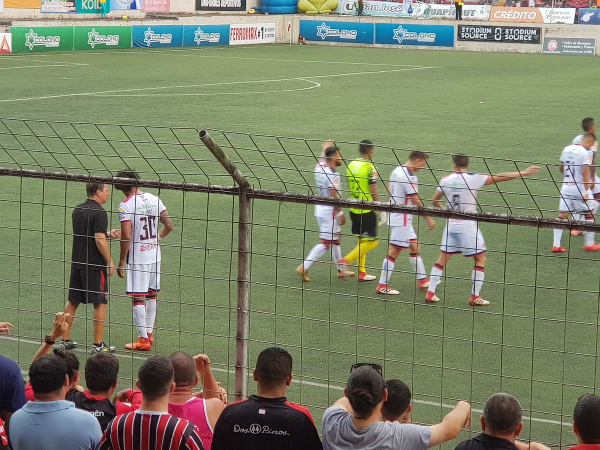 FannyT_LN's tweet photo. Minuto de hidratación. 0-0 el marcador en el Ebal Rodríguez #CuadrangularCR https://t.co/w2DUjV07LY