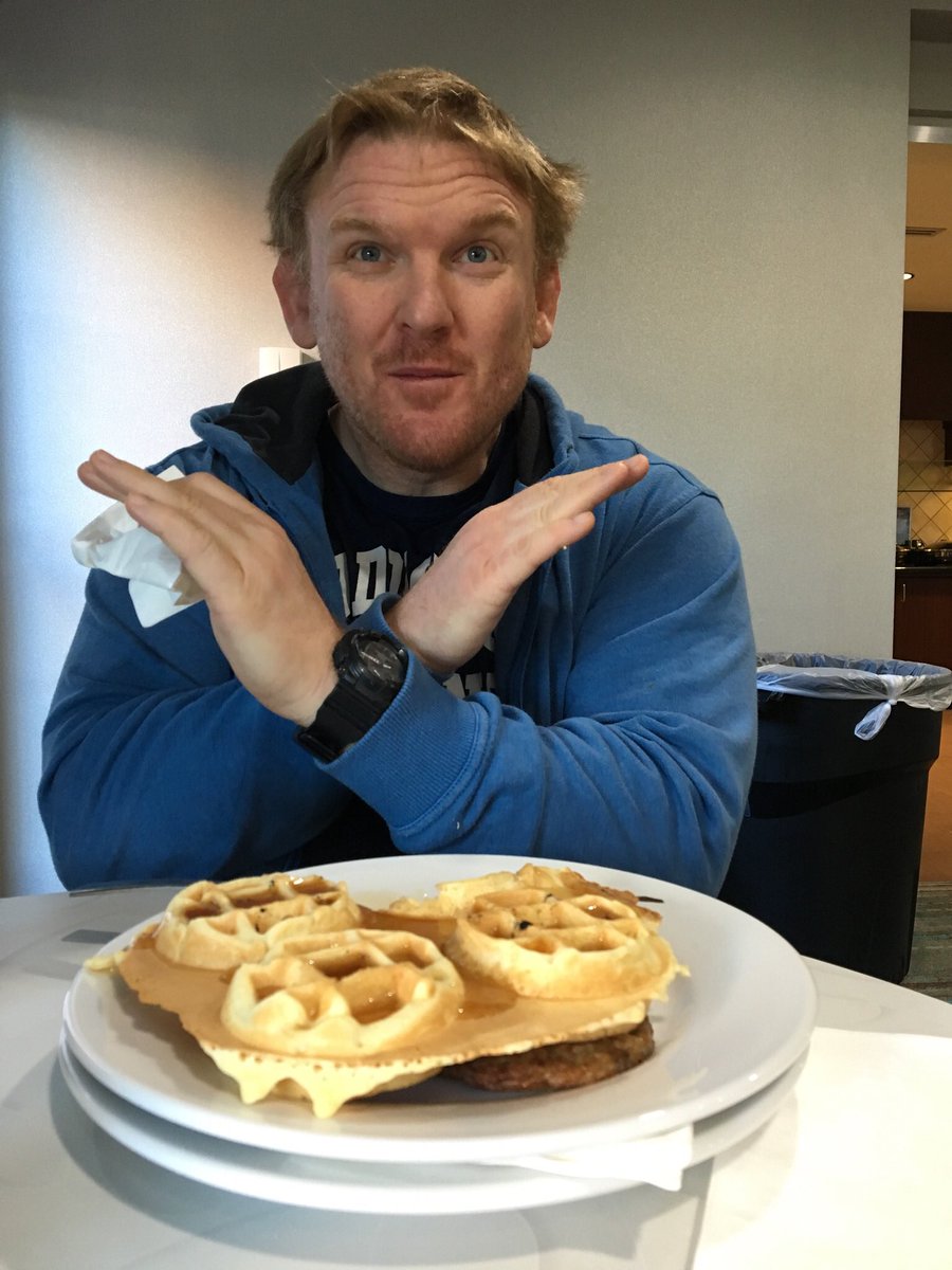 Smallproblm's tweet photo. On the road and in the face of adversity I remain strong. #justsaynotowaffles #hotelsarebias #dathairdoe https://t.co/rK5VGe8x0O
