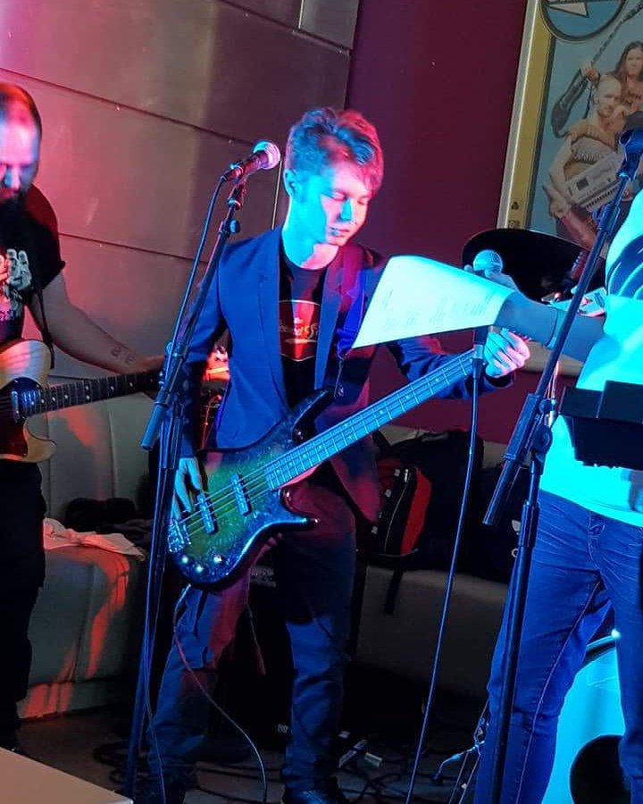 LooseMorals1's tweet photo. When you're too metal to wear your bass up high. Thanks to Laura for the photo.
#singersongwriter #singer #releases #listen  #newmixtape #glasgow  #lifeismusic #genre #mymixtapes #producerlife #musicproduction #music #musicproducer #loosemorals #outskirtsfestival 😃 #shoegaze https://t.co/IX7TbzM9nA