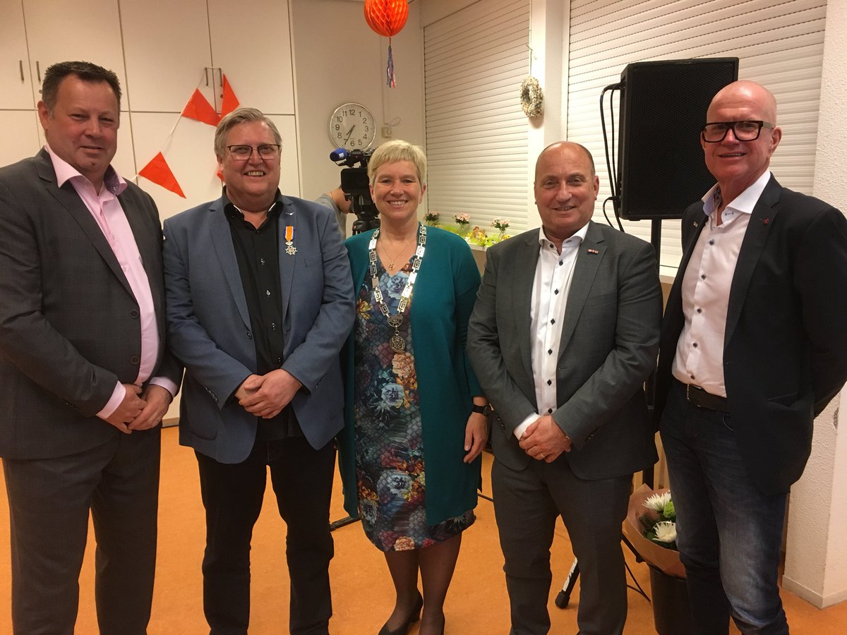 Dhr Dirk van Diepen stond deze avond zelf een keer ‘in the spotlights’. Vanwege oa zijn grote inzet voor het #jeugdcomite #Someren, als vrijwillig coördinator van de theater-, film- en concertactiviteiten in <a href="/DeRuchte/">De Ruchte</a> en ‘DE lokale familiefilm’ verdiend koninklijk onderscheiden🎗