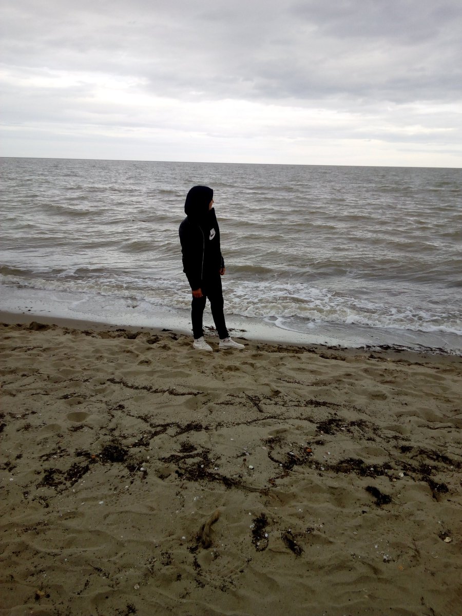 الفراق .. حزنٌ كلهيب الشّمس، يبخّر الذّكريات من القلب، ليسمو بها إلى عليائها، 
فتجيبه العيون بنثر مائها؛ لتطفئ لهيب الذّكريات. 
الفراق نارٌ ليس لها حدود، لا يشعر بها إلّا من اكتوى بالحب