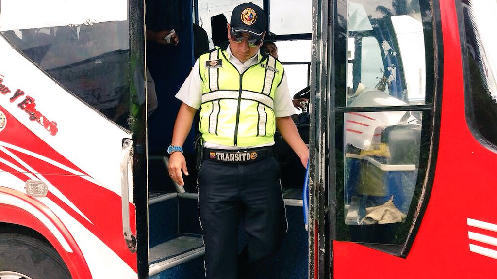 gobertsachila's tweet photo. Operativo Pionero se realizó en La Concordia en el que participó Comisaría del cantón @CTEcuador @PoliciaEcuador. Se controló 50 motocicletas, 50 vehículos, 15 buses interprovinciales, se emitieron 5 citaciones por diferentes infracciones 
#TrabajamosJuntos
#PorTuSeguridad https://t.co/khLPQhubqG