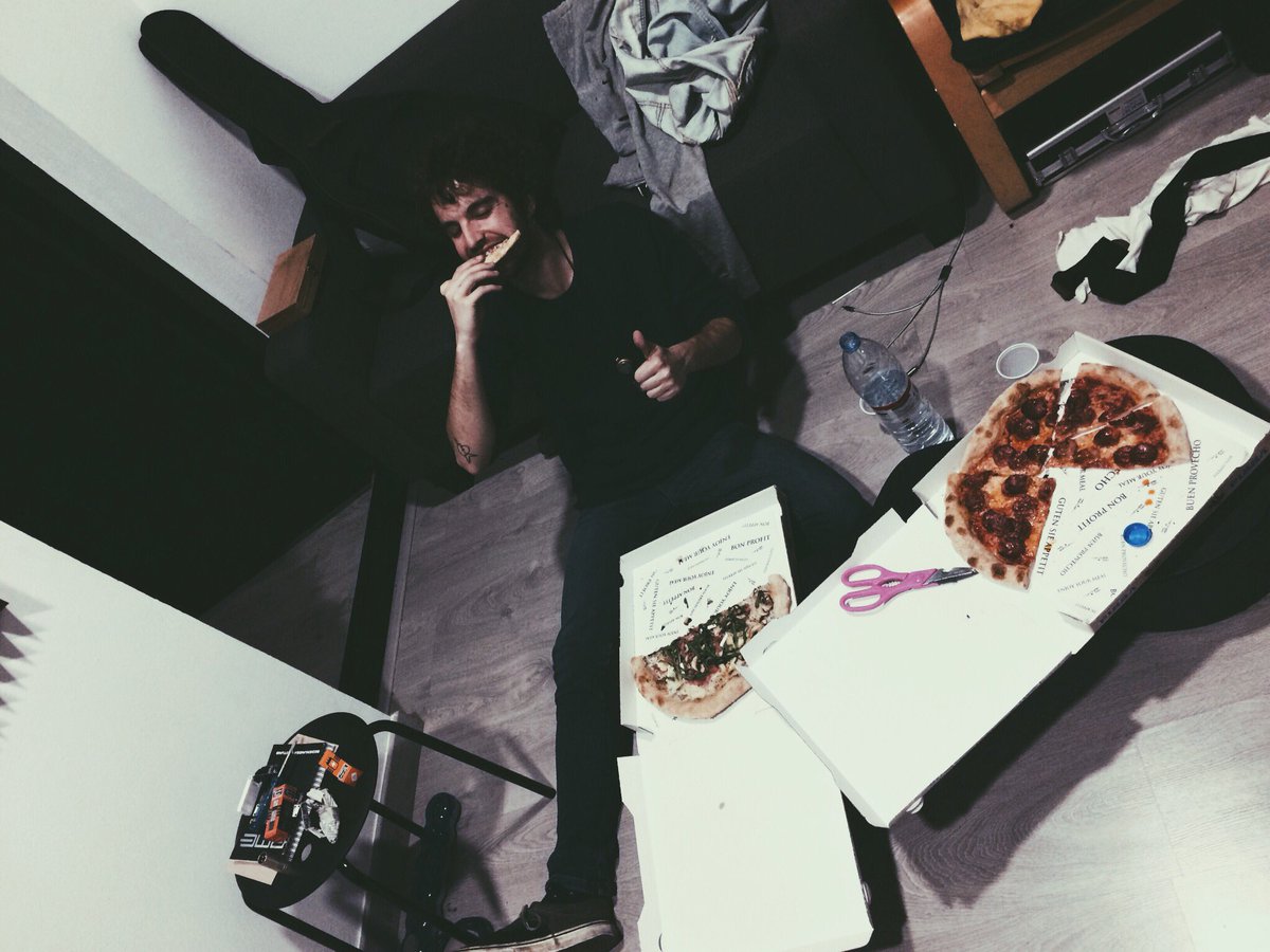 BerttQue's tweet photo. Asi hemos acabado hoy. La barriga llena y con una canción más en el bolsillo. 
La verdad es que @pau_tropic sabe como hacer que las grabaciones sean mas especiales en @tropic.studio ❤️

 #rec #acousticguitar #pizza #studio #barcelona #nightsesion #berttQue #folk #folktime https://t.co/xrXXWj872G