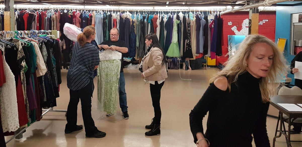 RivertowneCops's tweet photo. Neighbourhood 55 officers, helping to prepare for the prom 911 event at Eastview Neighbourhood Community Centre. https://t.co/xkh1XkOk4V