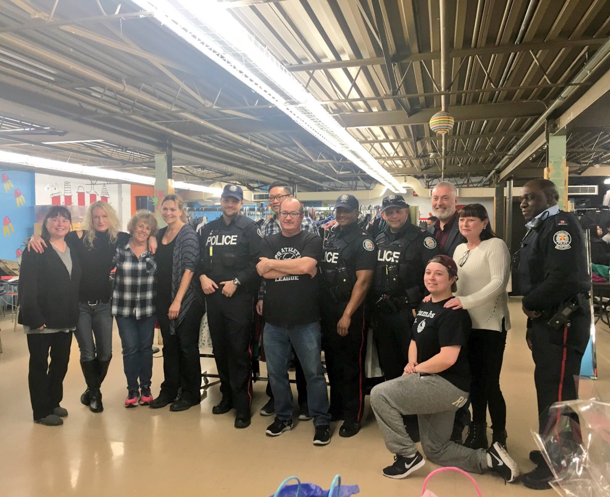 RivertowneCops's tweet photo. Neighbourhood 55 officers, helping to prepare for the prom 911 event at Eastview Neighbourhood Community Centre. https://t.co/xkh1XkOk4V