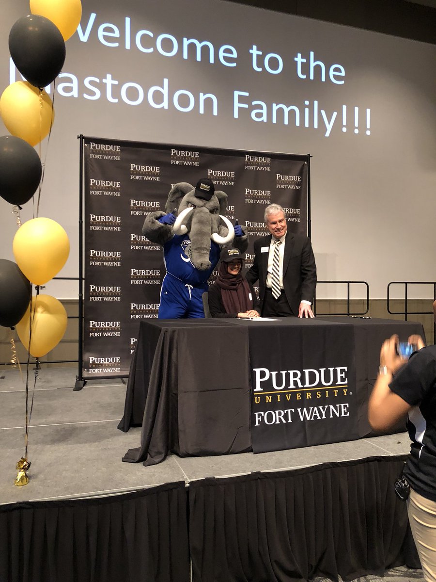 PurdueFWNews's tweet photo. Students come to meet the Chancellor and sign their letter of intent to attend Purdue University Fort Wayne. Welcome new Mastodons! @PurdueFWNews @purduefw https://t.co/5F7YaooU8T