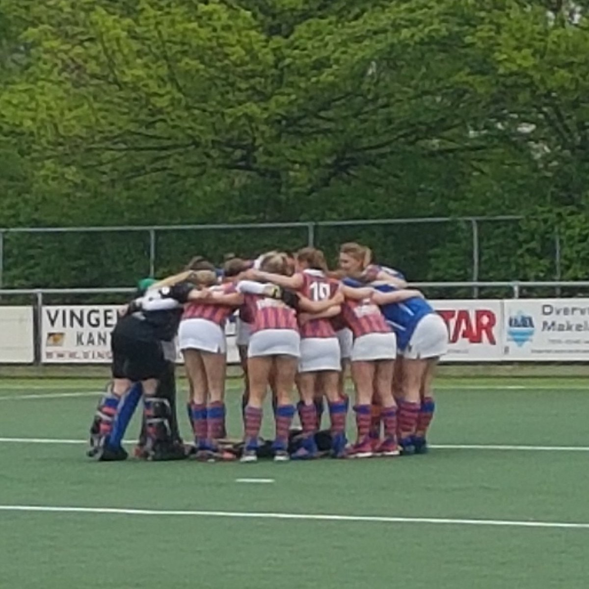 Vandaag werd geoefend tegen 2e klasser Westland D1. Het ging heel erg lang gelijk op. Pas laat in de tweede helft scoorde Westland de winnende goal (1-0).