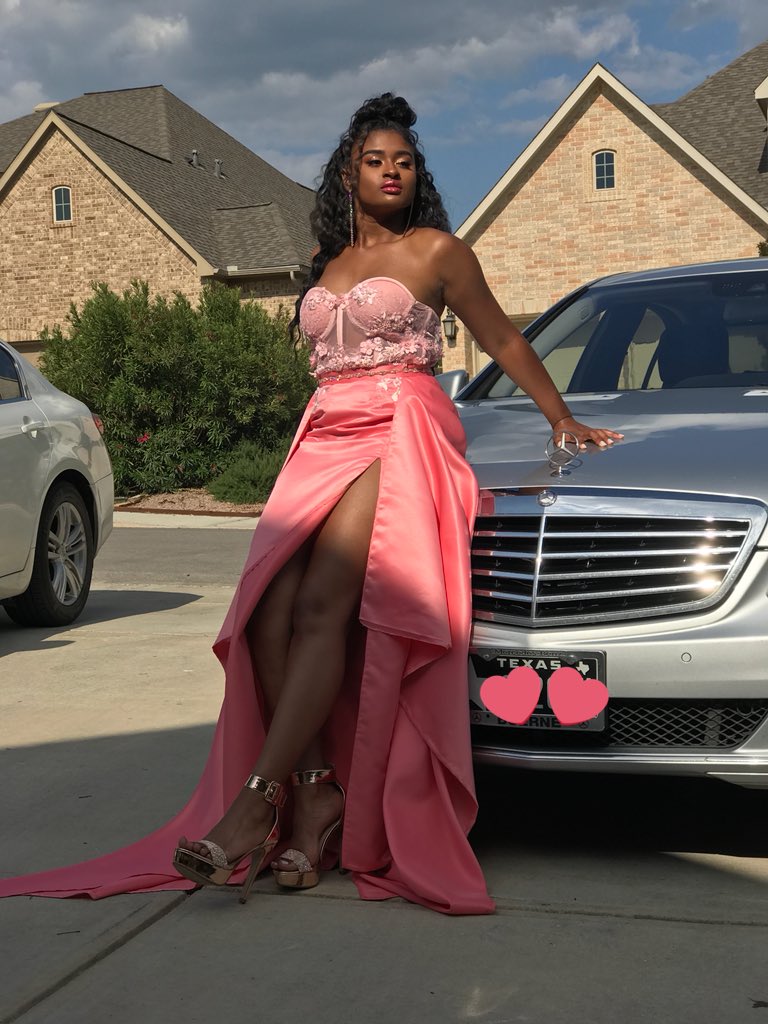 MissOneAndOnly_'s tweet photo. Tear it up then leave, come back tear it up and leave again #prom2k18 https://t.co/DYHCvquALf