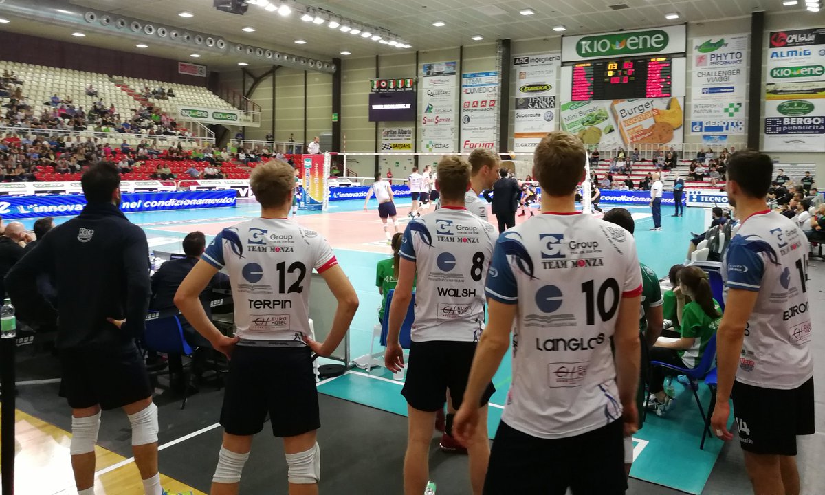 VeroVolley's tweet photo. QUARTO SET - A1 MASCHILE
@pallavolopadova 🆚 #GiGroupTeam 25-23
📌 Parziale 2-2
#innAmorati 💙 #VeroVolley 🏐 https://t.co/yssLCBUkz9
