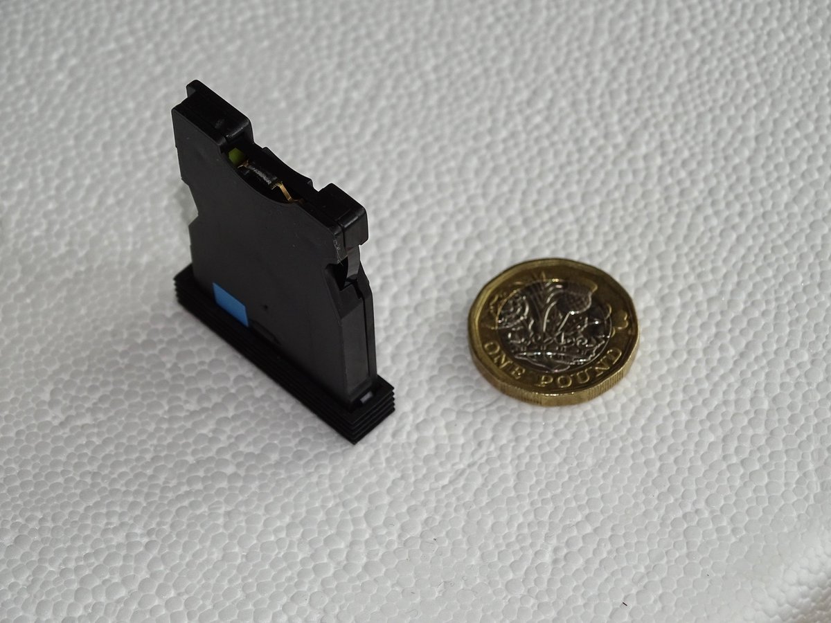 KevEdwardsRetro's tweet image. #Sinclair #QL #microdrive cartridges are tiny and contain a 5 metre long single loop of 1.9mm wide magnetic tape. This is driven at 76cm a second and can typically hold just over 100Kbytes of data. These were first introduced for the Spectrum in 1983, but use a different format.