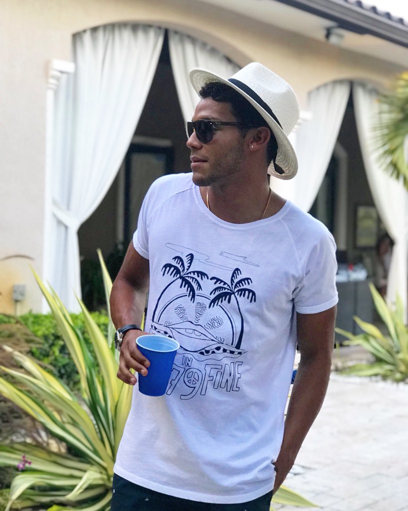 luisillo46's tweet photo. It’s all about the Vibes
#miami #miamivibes #miamilife #miamistyle #vibes #positivevibes #chillvibes #poolside #poolpartymiami #rayban #scothandsoda #waterinmycup https://t.co/9pPMTg3C7U