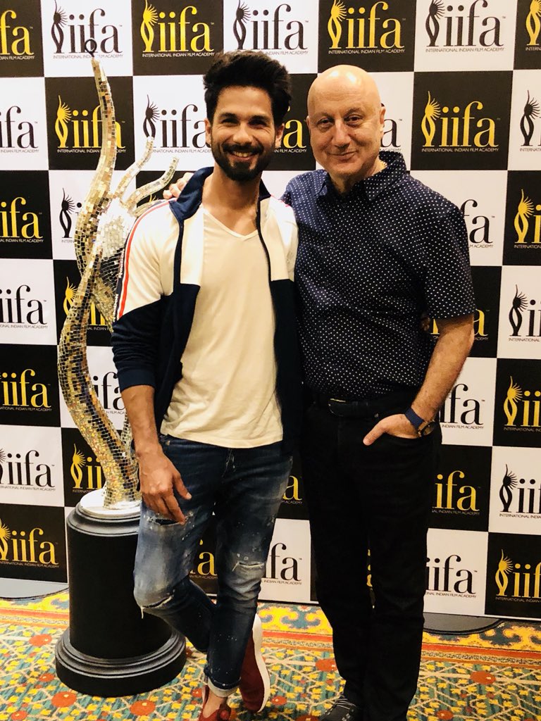 AnupamPKher's tweet photo. It was as always fun to be at @IIFA voting. So wonderful to meet up with my dearest @shahidkapoor. Loved our fun conversation. Conveyed his message to #DulariMom. She was so happy. She said, “कितना प्यारा है ना वो।” I agree.👍😍 https://t.co/4lsCFCPtFn