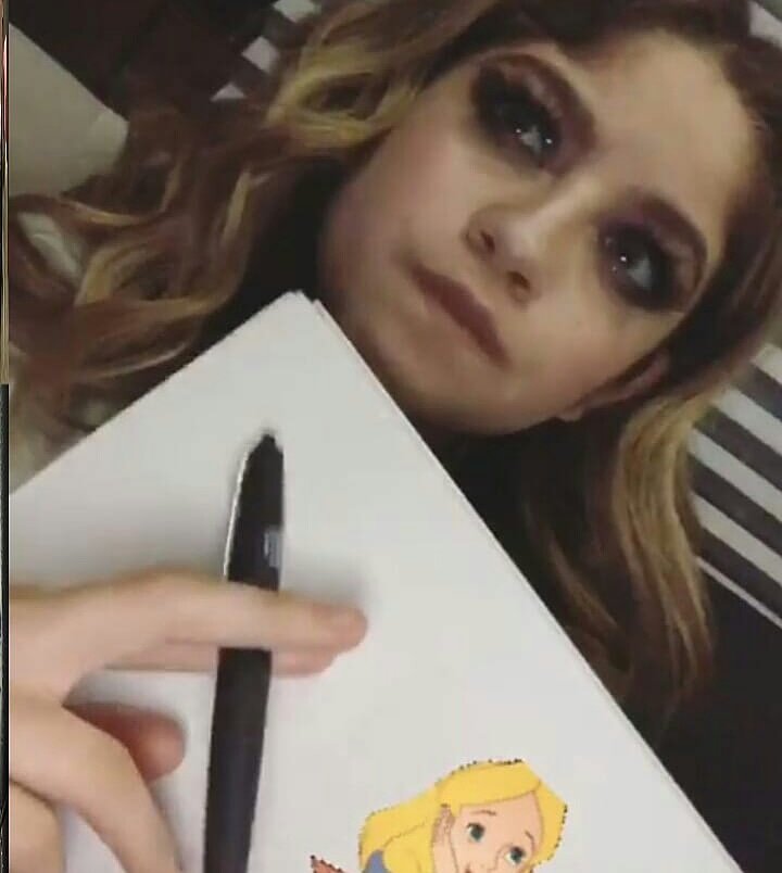 Evcasevilla's tweet photo. todos los fanáticos están tensos con lo que Karol está a punto de cambiar. 😏💕😂💕 @karolsevilla https://t.co/KHoYiVkhs3