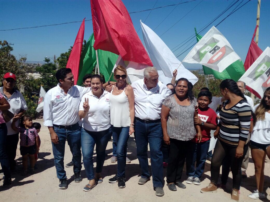 GabyCisneros_'s tweet photo. Acompañamos a nuestro candidato a la Alcaldía de La Paz Pepe Hevia (@pepexlapaz) y Bernardo Montiel a recorrer la colonia Monte Sinahi del distrito II. 

Gracias a nuestra vecina Teresa Eleutelio Diéguez por recibirnos. https://t.co/yltJhR3HOo