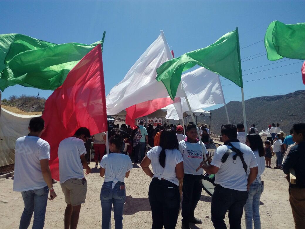 GabyCisneros_'s tweet photo. Acompañamos a nuestro candidato a la Alcaldía de La Paz Pepe Hevia (@pepexlapaz) y Bernardo Montiel a recorrer la colonia Monte Sinahi del distrito II. 

Gracias a nuestra vecina Teresa Eleutelio Diéguez por recibirnos. https://t.co/yltJhR3HOo