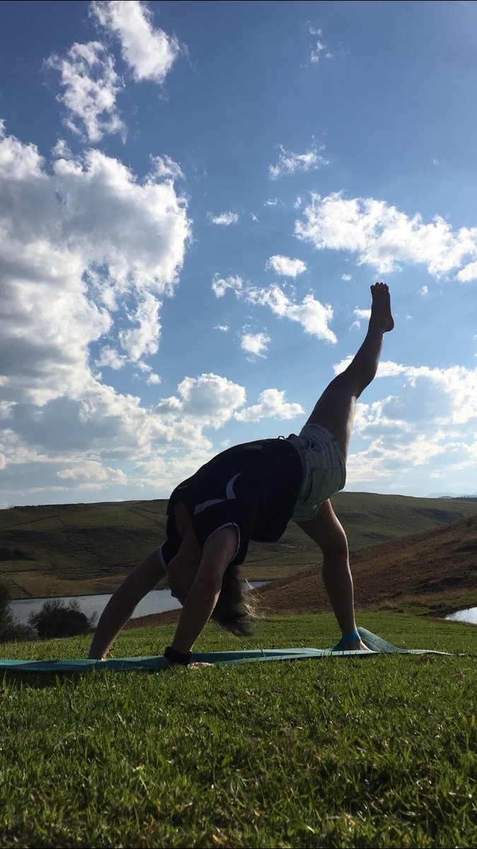 Starting off the week right👌🏻Treated to a stunning sunset while sneaking in some yoga🧘‍♀️