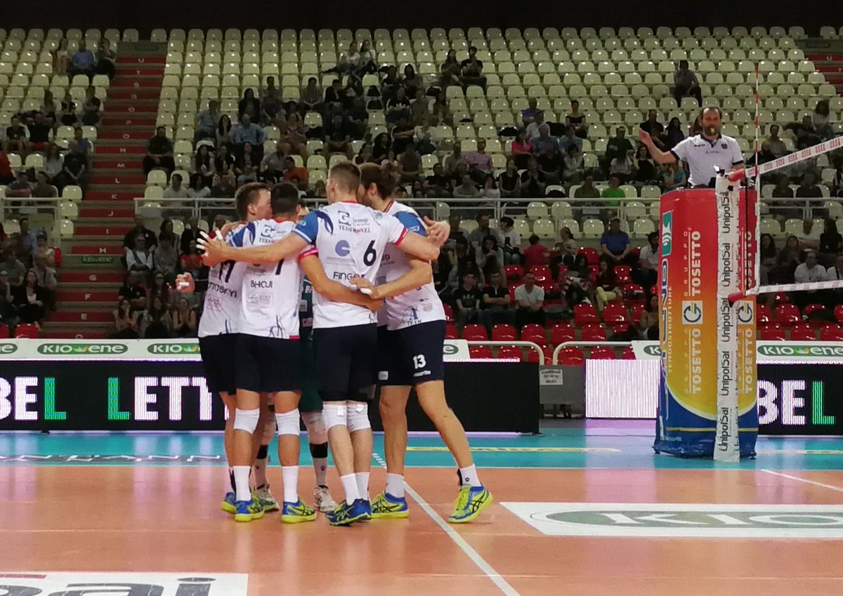 VeroVolley's tweet photo. QUINTO SET - A1 MASCHILE
@pallavolopadova 🆚 #GiGroupTeam 10-15
📌 E' finita! Il Gi Group Team é in Europaaaaa 🇪🇺
#innAmorati 💙 #VeroVolley 🏐 https://t.co/kUC6iyJjkR