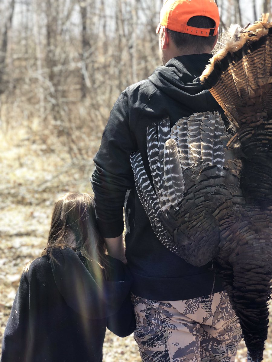 SeanMathew_5's tweet photo. Had a wonderful morning yesterday with @izzi_bizzi in the blind with me! Enjoyed watching her watch these birds  so much I nearly forgot to shoot. https://t.co/39Vn0o8TRS