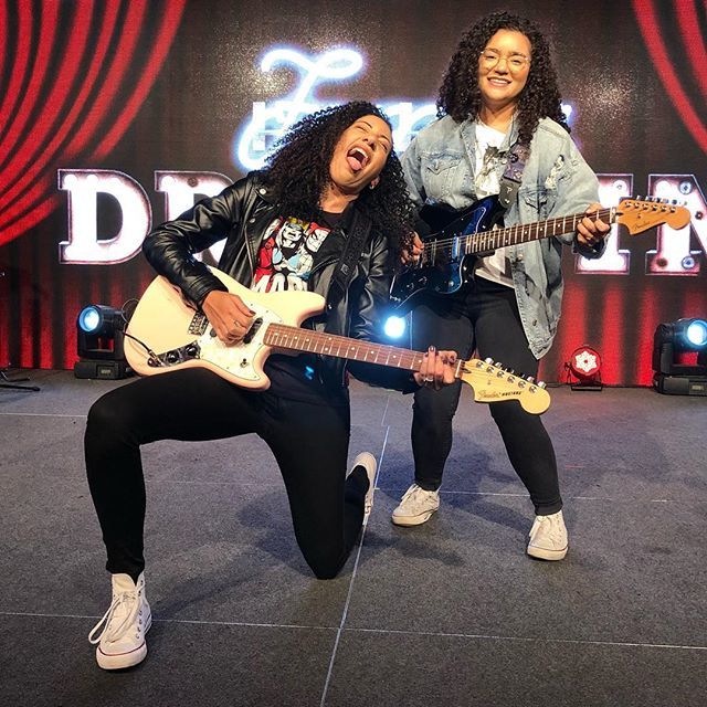 AddisonGrillo's tweet photo. Chicks that play Guitar are cool.  #cbgfamilydrivein #samplerdgotthesauce #fenderoffset https://t.co/3tuSN0JOwN https://t.co/CA16Lz20ys