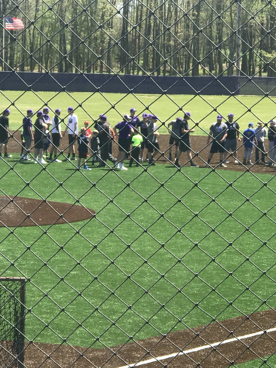 HBG_Baseball's tweet photo. Our guys spending this afternoon giving back to the community by having a baseball clinic for the young kids! Love to see how these young kids look up to our players! Players take notice that the kids are watching your every move! #setgoodexamples #givingback https://t.co/WAxZZdM9Ob