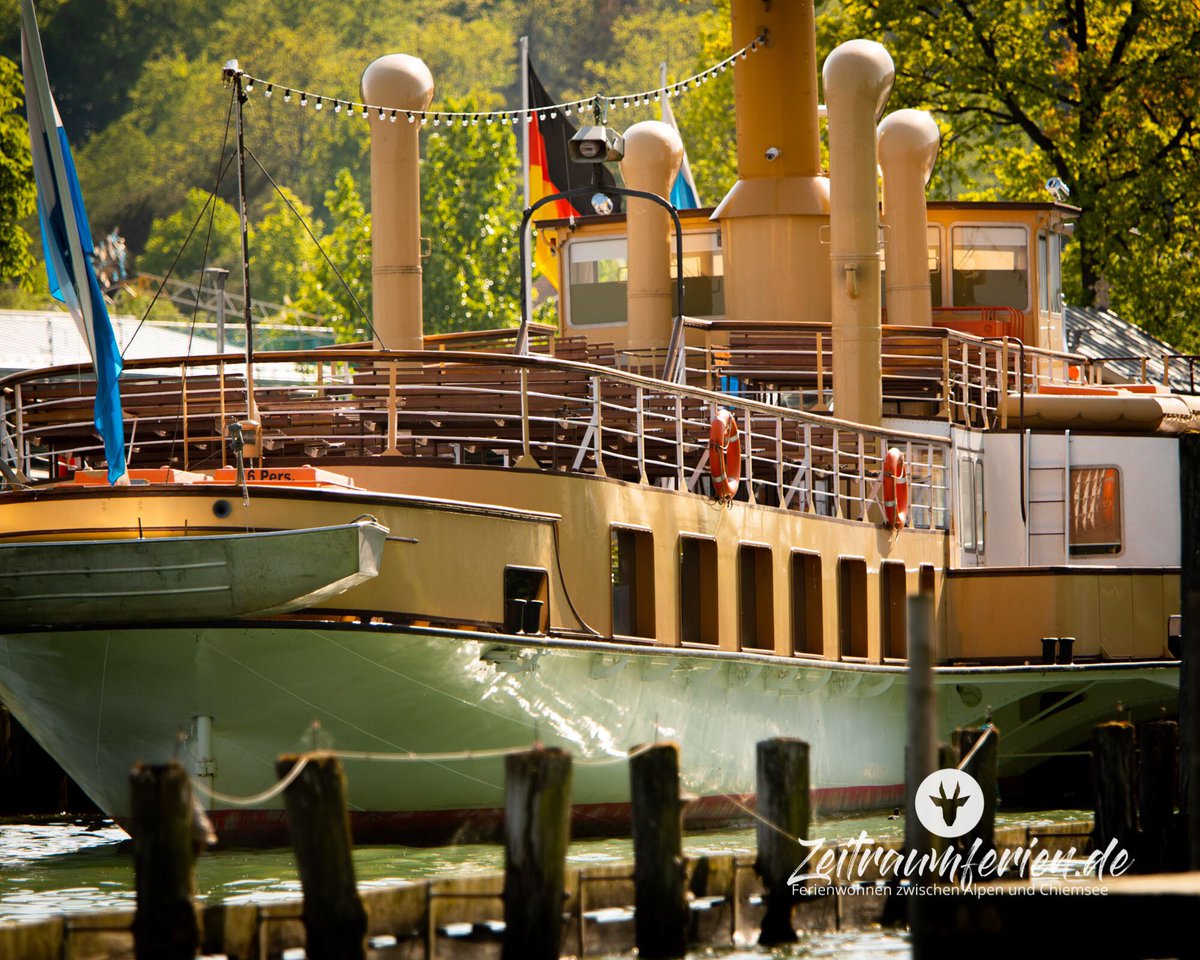 #Chiemseeschifffahrt Hafen in #Prien, hier der #Ludwigfessler mit #Schaufelradantrieb 🐏 #chiemgau #zeitraumferien #ferienwohnung #zeitraumferien #dampferfahrt #fraueninsel #herreninsel
