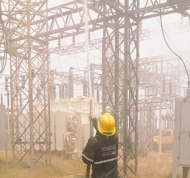 Omar_PrietoPSUV's tweet photo. Continuamos las labores de limpieza y mantenimiento en subestaciones eléctricas en acción conjunta entre Gobernación del Estado, CORPOELEC Y Alcaldías Bolivarianas de San Francisco y Maracaibo.
En ésta oportunidad, trabajamos en subestación Sibucara ubicada en Circunvalación 3 https://t.co/emqU7vggS6