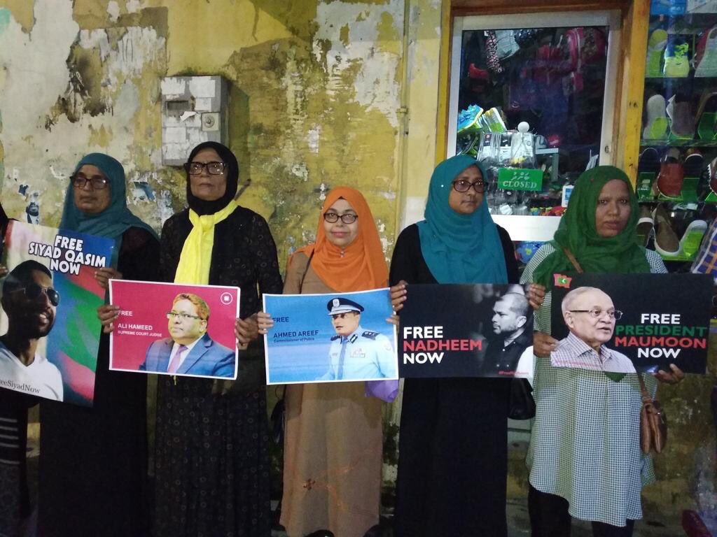 adduXfiles's tweet photo. #GulhifaivaaSiyaasyParty thakun #1Feb18 gai SC in nerunu amuru thanfeezu kurumah govaalaa kuramun anna silsilaa #Ihthijaaju ge therein mirey kuriyah dhaa #Ihthijaaju https://t.co/L1zNJKGJCt