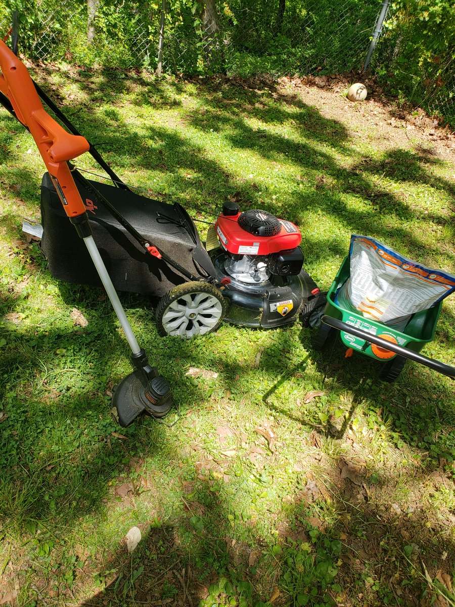 SmurfetteSims's tweet image. Great relaxing morning doing yard work. All done &amp;amp; love my new mower and trimmer they both worked great.  #troybuilt #honda #blackanddecker #yardwork  #freshcutgrass