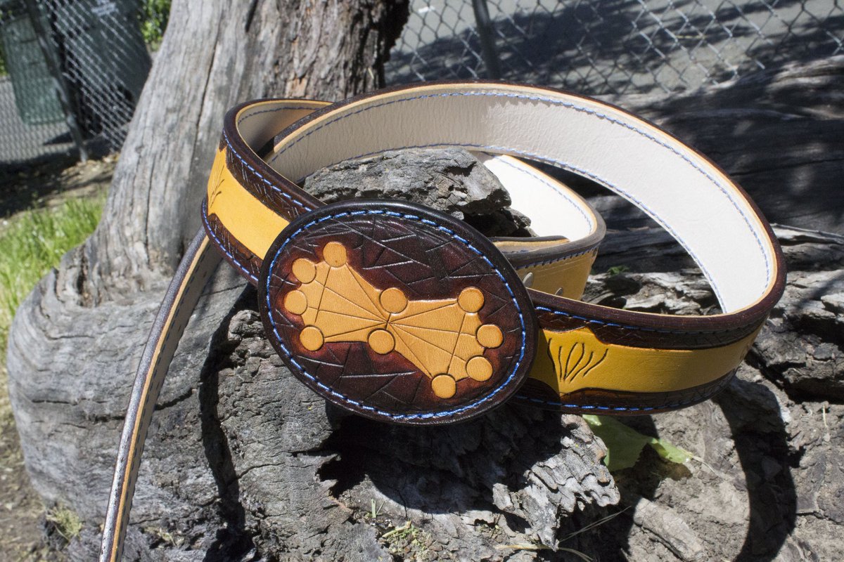 Nerdcraftiness's tweet photo. Stormlight Archive custom belt! I hand tooled this beauty based off of Elhokar's Shardblade Sunraiser. #handmade #custom #leather #stormlight #archive #stormlightarchive #cosmere #Brandon #sanderson #brandonsanderson #belt #leatherbelt #custombelt https://t.co/3Yl03RROGn