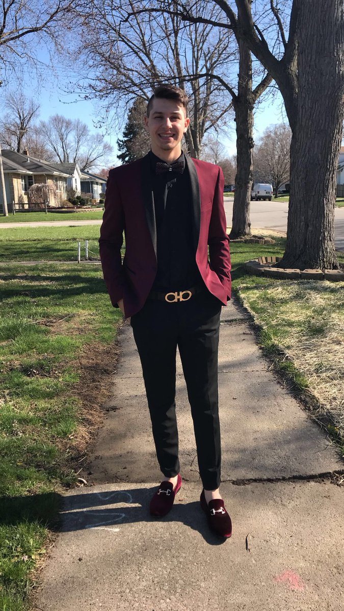 tyler_labedz's tweet photo. A night we will never forget✊🏼👑 #Prom2k18 #king https://t.co/PGJUriaIp6