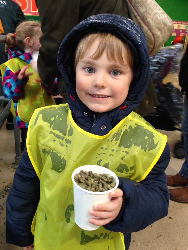 We got a bit wet at @Willows_Farm on Saturday, but what a great place for a #kidsparty #feedingtheanimals #rainyday #willowsactivityfarm