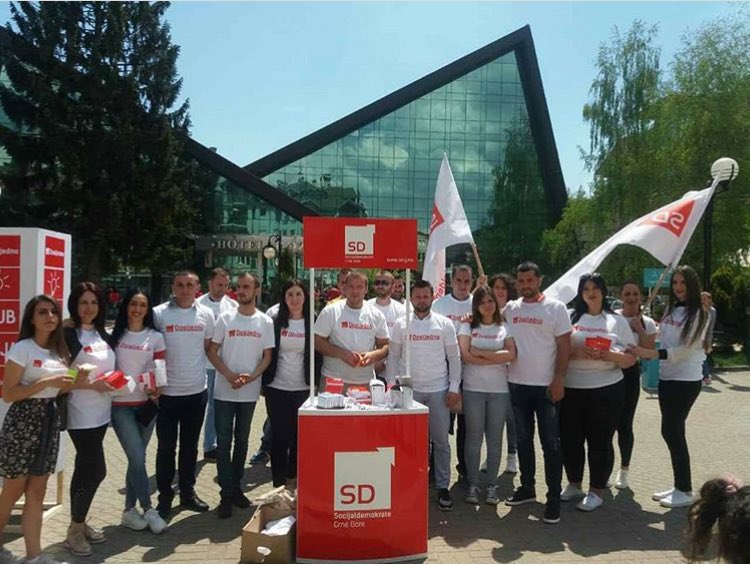 SD_CRNAGORA's tweet photo. Danas je gradski trg u Rožajama preplavljen idejama naše #Omladine i funkcionera i lijepim komentarima Rožajaca. 🌞 još jedna opština u kojoj živi socijaldemokratija #SD #Omladina #DosljednoZaRozaje #izbori2018 #DOSLJEDNO #SDCG #OSDCG https://t.co/2qH8wZmPp8