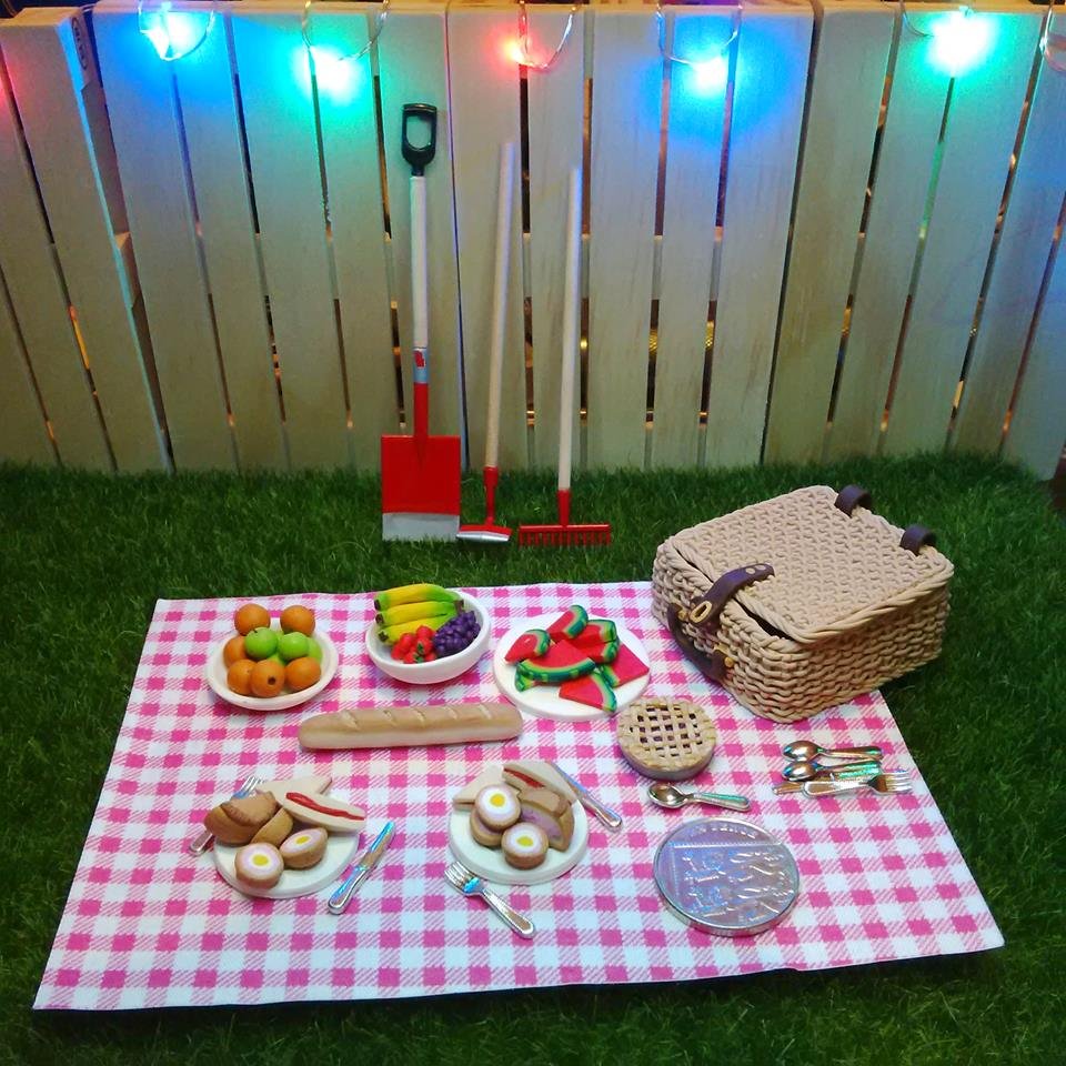KatKraft's tweet photo. Here's the DAS Smart Polymer Clay picnic with a few dolls house accessories to complement it and 10p for scale. #DASSmart #PolymerClay #DalerRowney #miniature #dailymini #onlinecraft #minifood #dollhouseminiatures   #polymerclayfood #handmade #crafthour https://t.co/4Klu4UXbEE https://t.co/P7d6oOSjRV